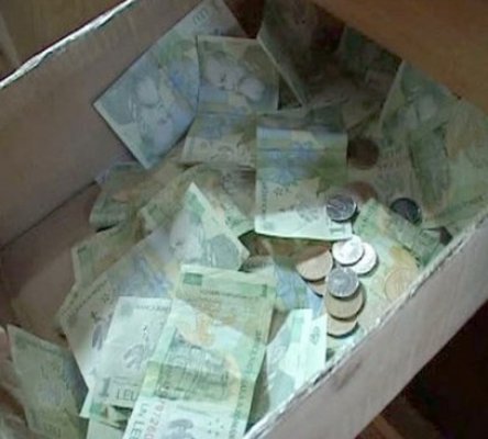 Doi minori au furat o cutie cu donaţii dintr-o farmacie
